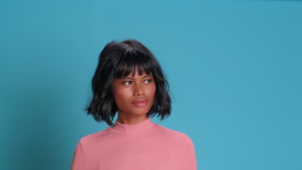 Dark-skinned woman looks in different directions and calls someone, looking up. — Stock video