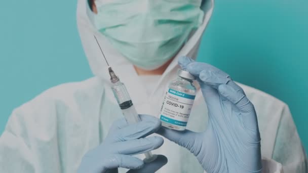 Médecin se préparant pour les essais cliniques d'injection humaine vaccination covid-19 — Video