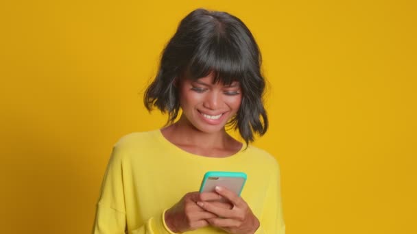 Молода жінка отримала очікувані приємні повідомлення на мобільний телефон, думаючи відповісти — стокове відео