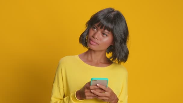 Усміхнена щаслива жінка перевіряє мобільний додаток радий отримувати приємне повідомлення — стокове відео