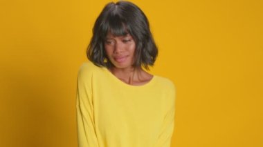 Belirsiz bir kadın bir konuda tereddüt eder hayır der ve kafası karışır.