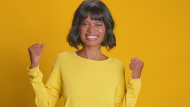 Veselý optimistický smíšené rasy žena dělá vítězný gesto zaťaté pěsti — Stock video