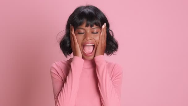 Pozitivní mladé smíšené rasy žena zírá s překvapením úsměvy široce — Stock video