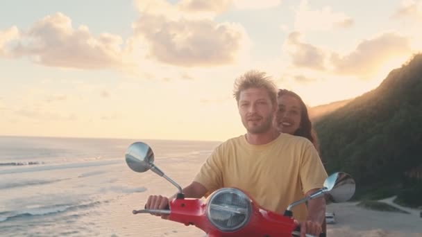 Retrato de alegre pareja montando ciclomotor disfrutando de vacaciones de fin de semana — Vídeo de stock
