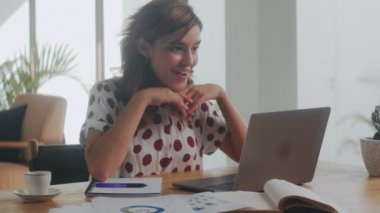 Heyecanlı genç kadın iş başarısını kutluyor ya da internetten iyi haberler alıyor