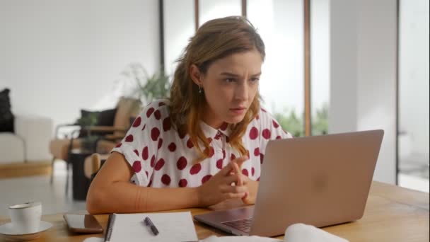 Kobieta korzystająca z laptopa w domu sfrustrowany wstrząśnięty po przeczytaniu złych wiadomości online — Wideo stockowe