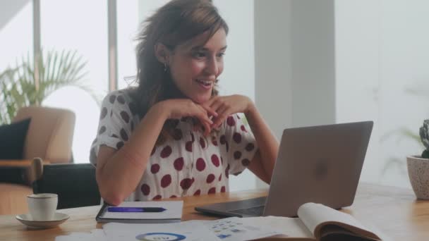 Opgewonden jonge vrouw vieren werk succes of online te winnen kreeg goed nieuws — Stockvideo