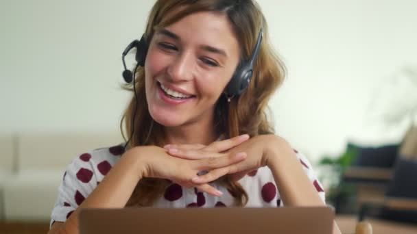 Kvinnan bär headset kommunicera genom konferenssamtal tala på hemmakontoret — Stockvideo