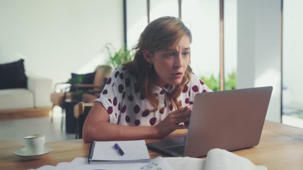 Gefrustreerd geïrriteerd jonge vrouw verward door computer probleem — Stockvideo