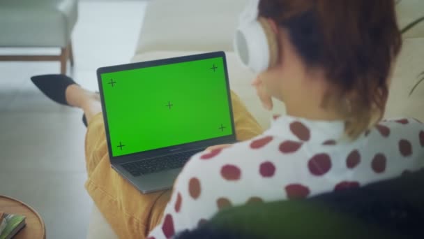 Снимок деловой женщины, работающей в домашних условиях на ноутбуке — стоковое видео