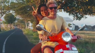 Retro motosiklet kullanan gezginler tatillerini tropik bölgelerde geçiriyorlar.