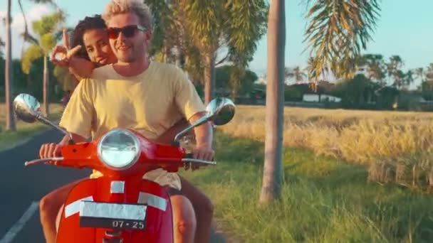 Los viajeros que conducen motocicleta retro pasar sus vacaciones en algún lugar en los trópicos — Vídeo de stock