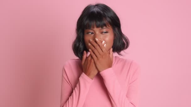 Kvinna täcker munnen och mållös försöker hålla hemligt, har överraskat uttryck — Stockvideo