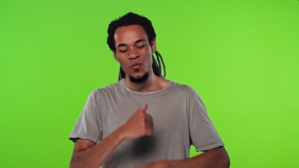 Αφροαμερικάνος κάνει επιλογές πάνω από χρωμικό τοίχο — Αρχείο Βίντεο