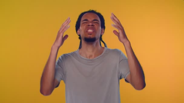 Geïrriteerde zwarte man opent mond wijd, roept met geschokte uitdrukking — Stockvideo
