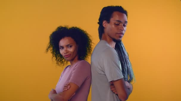 Jóvenes afroamericanos recién casados pareja no hablan entre sí después de la pelea — Vídeo de stock