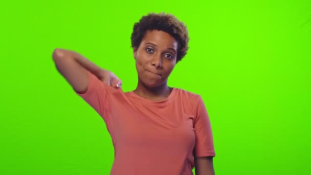Афро женщина указывает указательный палец прямо на камеру выбирает что-то, хромаки — стоковое видео