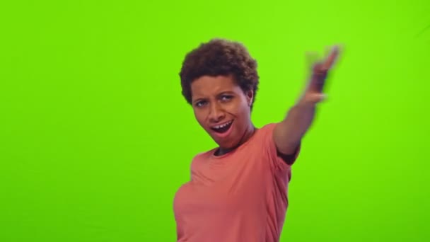 Az afrikai nő diadalmas gesztust tesz. Azt mondja, igen. A győzelem táncol tőle. — Stock videók