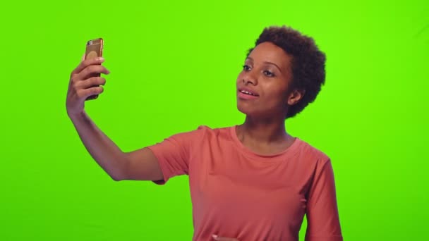 Lovely feliz mulher negra sorri amplamente, leva retrato selfie no smartphone — Vídeo de Stock