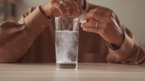 Close up αφρώδες νερό γυαλί με διάλυση αναβράζουσα ασπιρίνη χάπι — Αρχείο Βίντεο