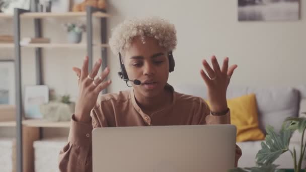 Motivado tutor Africano dando vídeo chamada classe educacional — Vídeo de Stock