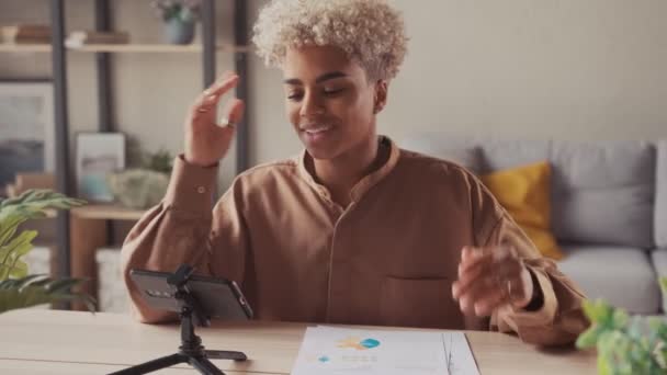 Afro registro femenino en el teléfono inteligente nuevo vlog compartir información experiencia conocimiento — Vídeo de stock