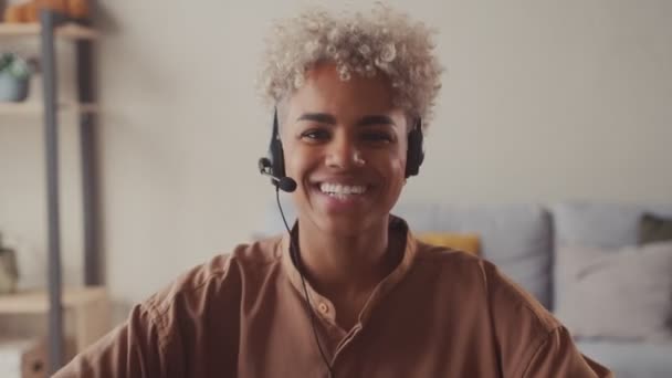 Afro mujer de negocios en auriculares mirando a la cámara hablando chat — Vídeos de Stock