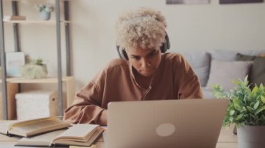 Afro iş kadını öğretmen öğretmen öğretmen kablosuz kulaklık takıyor