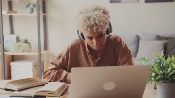 Afro mujer de negocios estudiante profesor tutor usar auriculares inalámbricos videoconferencia — Vídeos de Stock