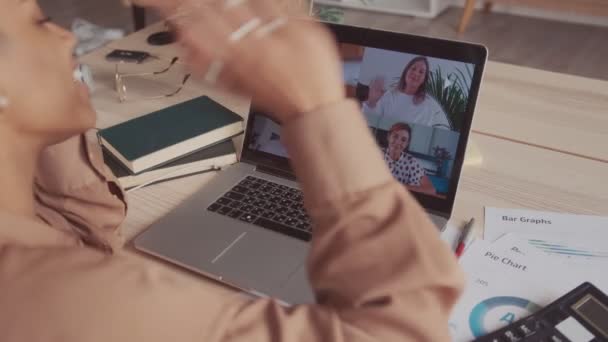 Африканская женщина слушать удаленные сотрудники конференц-связи в онлайн группе виртуальный чат — стоковое видео