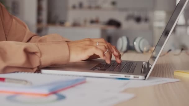 Primer plano joven mujer africana escribiendo en el teclado del ordenador portátil de trabajo en casa oficina — Vídeo de stock