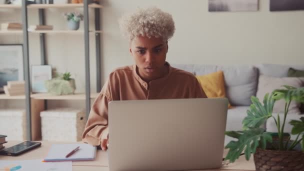 Afrikaanse vrouw gefrustreerd geschokt na het lezen van slecht online nieuws — Stockvideo