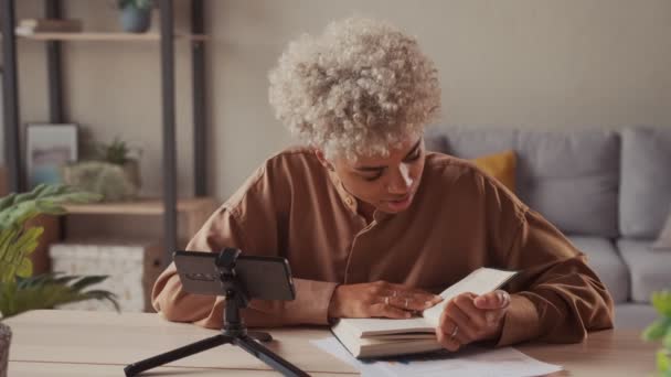 Jovem afro-americana influenciadora blogueira gravando vídeo educativo — Vídeo de Stock