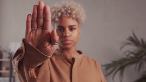 Grave jovem afro-americana bela mulher mostrando sinal de parada para câmera — Vídeo de Stock