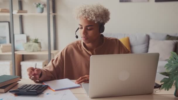 Afro femmina operatore indossare auricolare avendo lavoro nel supporto al servizio clienti — Video Stock