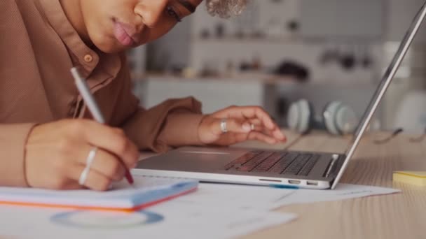 Cerca de mujer de negocios estudiante universitaria universitaria utilizando ordenador portátil en el escritorio — Vídeo de stock