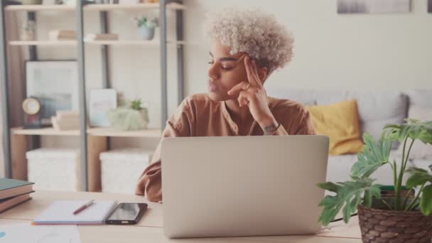 Nachdenkliche Afro-Frau schaut weg und denkt an Problemlösung im Homeoffice — Stockvideo