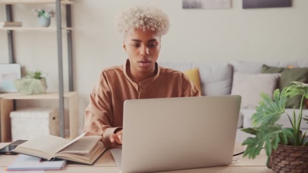 Afro biznes kobieta zakończył laptop pracy umieścić ręce za głową czuć zadowolony — Wideo stockowe