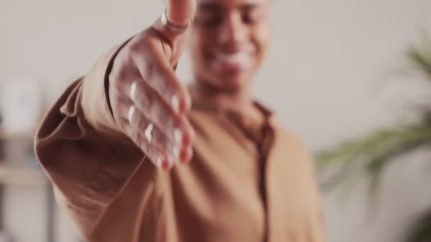 Κοντινό πλάνο αφρικανή γυναίκα διευθυντής απλώνει το χέρι κάνει χειρονομία χαιρετισμού — Αρχείο Βίντεο