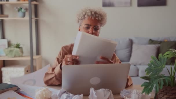 Mujer africana vomitando documentos de cuenta de papel sensación de estrés plazo — Vídeos de Stock