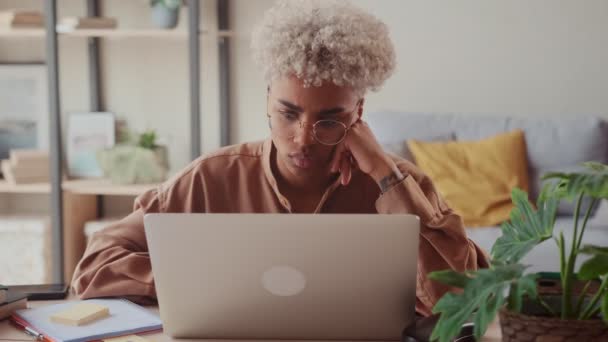 Αφρικανική κυρία που χρησιμοποιεί φορητό υπολογιστή στο σπίτι απογοητευμένοι μετά την ανάγνωση κακά νέα. — Αρχείο Βίντεο
