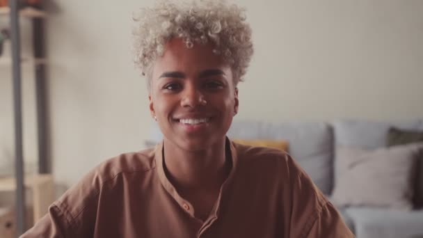 카메라 를 보고 있는 행복 한 젊은 아프리카 여인 이 인사말을 반겨 준다 — 비디오