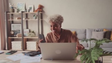 Afrikalı kadın SMS 'i akıllı telefondan inanılmaz güzel haberlerle okuyor.