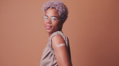 Coronavirus Koruması İçin Aşılanmış Kol Gösteren Mutlu Afrikalı Kadın