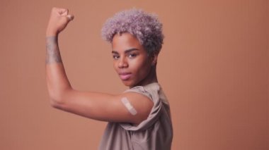 Coronavirus Koruması Aşısından Sonra Kollarını Esneten Mutlu Afrikalı Kadın