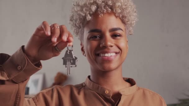 Αφρικανική γυναίκα δείχνουν έπαινος κλειδιά σπίτι κινείται προς το πρώτο δικό του νέο διαμέρισμα ή σπίτι. — Αρχείο Βίντεο