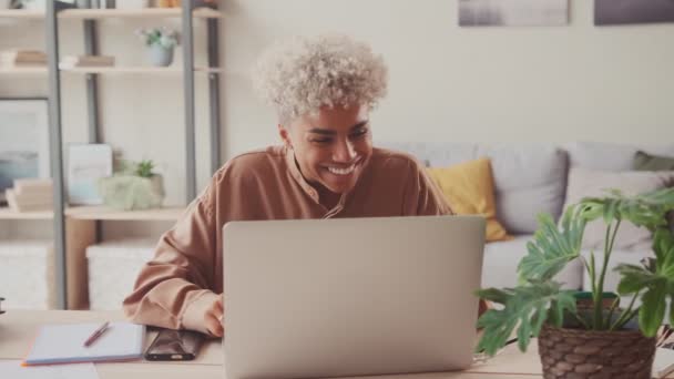 Femme africaine excitée se sentant gagnant réjouissant victoire en ligne a obtenu une opportunité d'emploi — Video