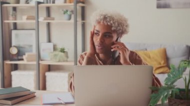 Cep telefonu mesafesi iletişimiyle resmi iş konuşması