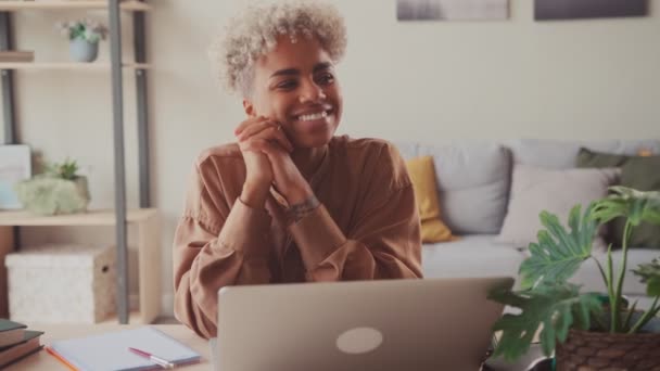 Mujer africana feliz trabajador sentarse en el escritorio de trabajo en línea en el cuaderno en la oficina en casa — Vídeos de Stock