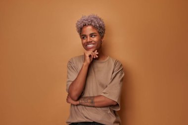 Mükemmel temiz çilleri olan Afrikalı kadın kameraya bakıp gülümsüyor.